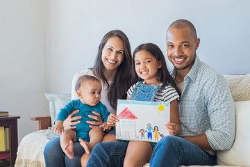 Familia feliz trabajando en la crianza sin gritos, terapia psicologica en Santa Anita